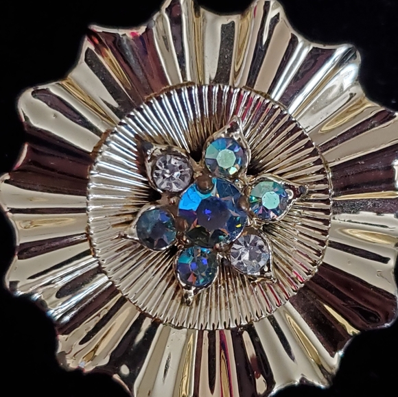 Vintage goldtone brooch with clear and aurora borealis rhinestones - Picture 1 of 6